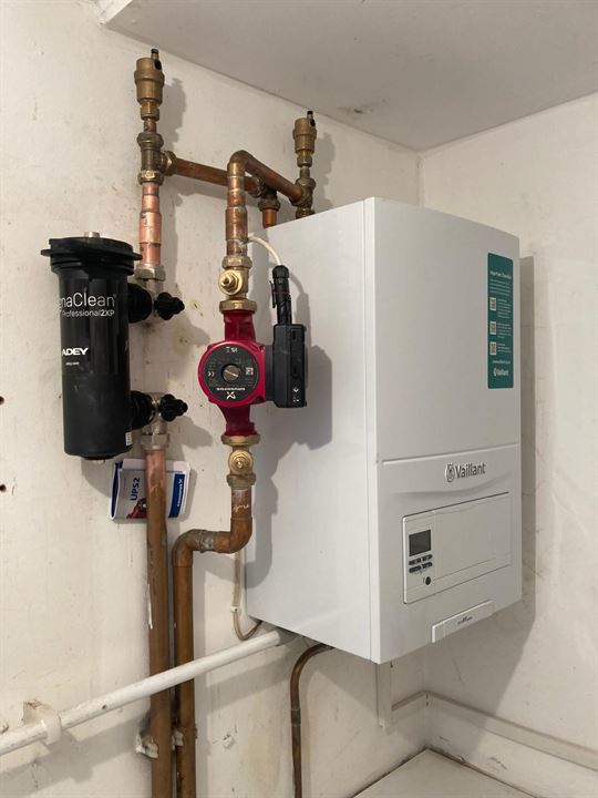 Completed 28mm MagnaClean magnetic filter and high-efficiency 180mm Grundfos modulating pump installation beside the boiler