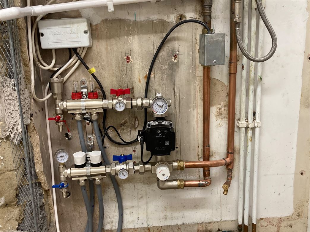 Replacement underfloor heating manifold and circulation pump in Radlett WD7
