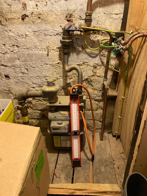 Pressure measuring equipment connected at the gas meter during installation checks