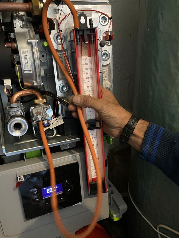 Pressure measuring equipment beside the replacement Worcester Bosch boiler